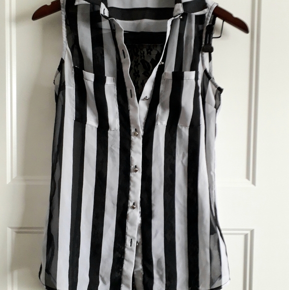 Suzy Shier Black & White Sleeveless Lace Blouse